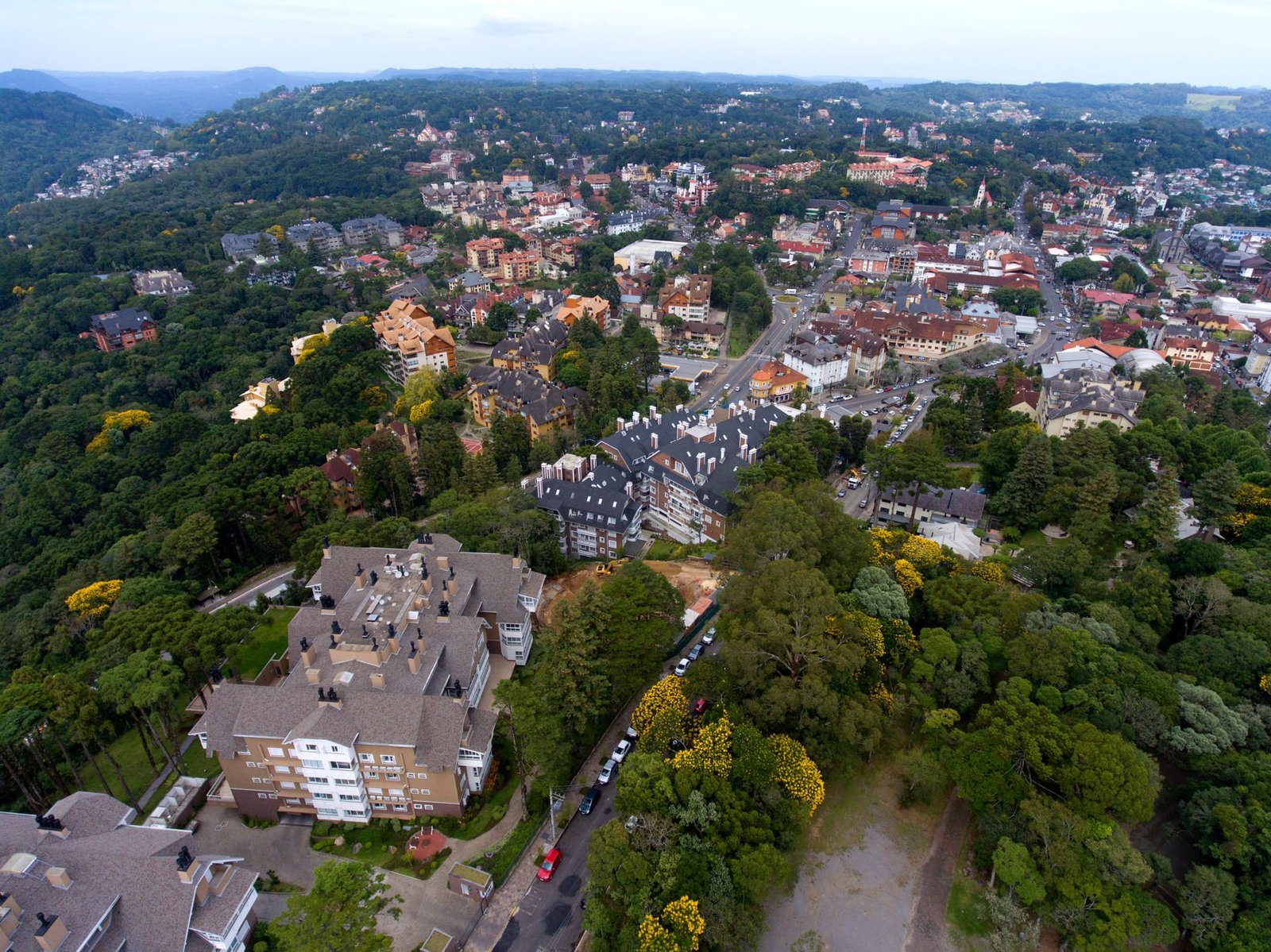 Vista aérea de Gramado com condomínios e relevo da Serra Gaúcha