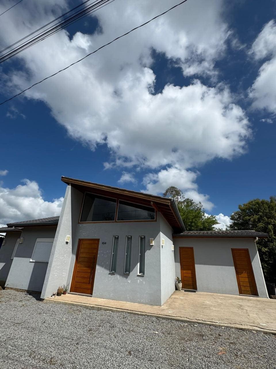 Residência Semimobiliada com Design Moderno e Amplo Terreno em Gramado